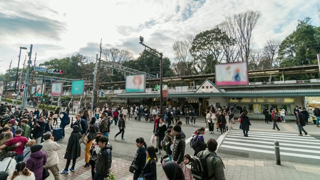在日本东京市原宿站竹下街，一群未定义的人和游客在参观和享受最时尚的时尚。日本文化和购物区概念视频素材
