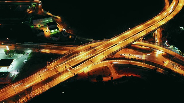 俄罗斯索契4路十字路口的夜间城市交通的超延时。4K超高清水平鸟瞰图。视频下载