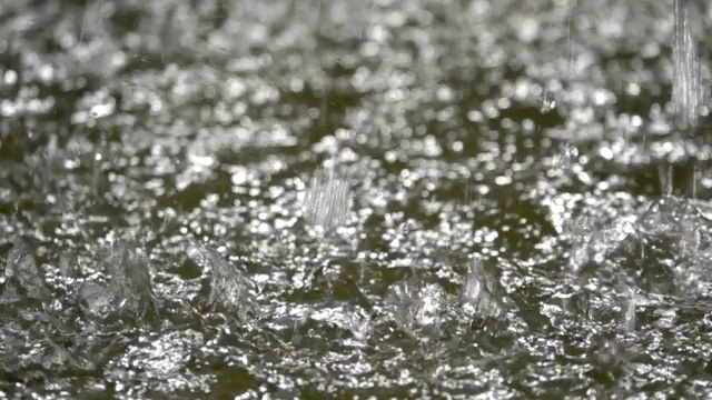 水滴落在水面上的超级慢动作镜头视频素材