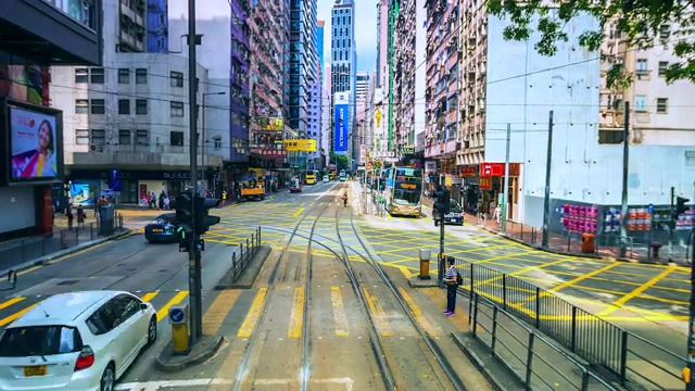 4 k。时间流逝，有轨电车在香港城市的道路上视频素材