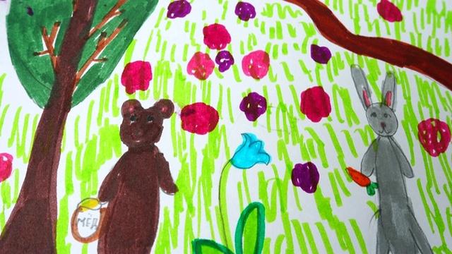 在森林里画一只熊和一只野兔。视频下载