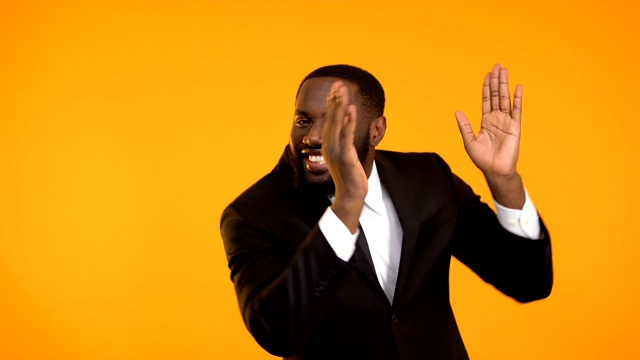 欢快的非裔美国人跳舞，紧握双手，宣传活动视频下载