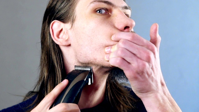 男人剃掉胡子视频素材