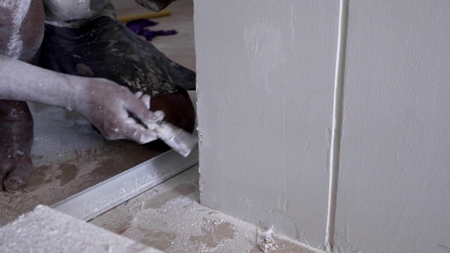 工人工作油漆白色的房子视频下载