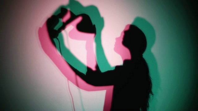 抽象的彩色背景，女人戴上VR耳机视频下载