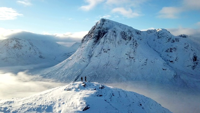 無人機視角飛過崎嶇的雪山視頻素材