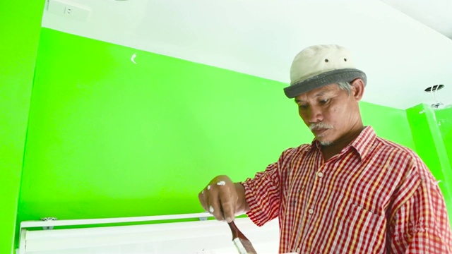 男人用刷子刷墙视频下载