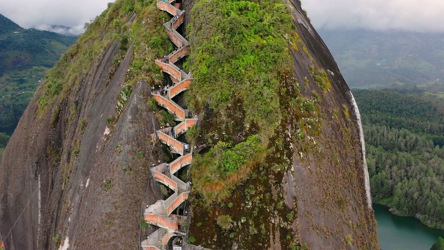 航拍:哥伦比亚瓜塔佩，人们在瓜塔佩岩的楼梯上上下走动视频下载