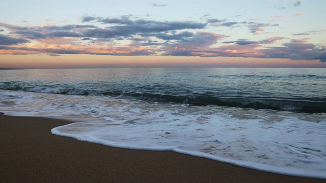 美丽的日落与海浪在地中海。视频下载