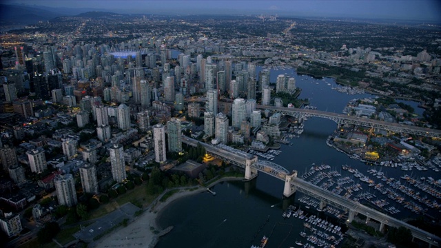 加拿大不列颠哥伦比亚省温哥华市中心的空中黄昏视图视频素材