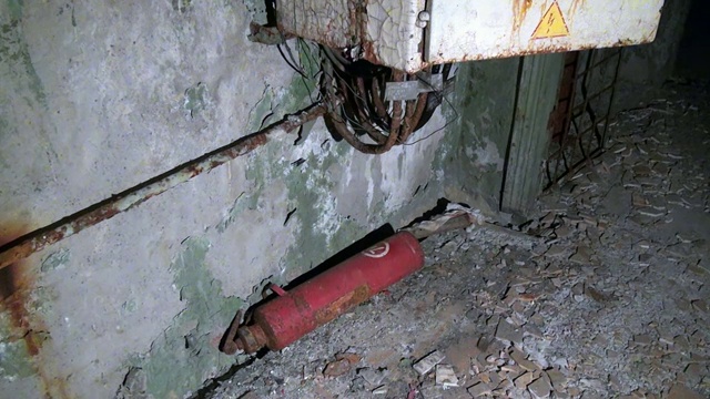 前苏联地下军事基地古迪姆鬼城的生锈设备。视频下载