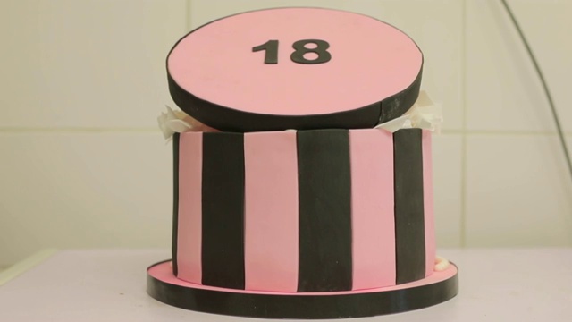 自制的粉色假日蛋糕，竖条纹视频下载