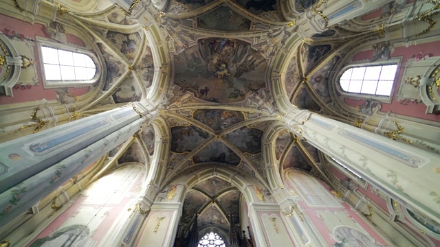 宏伟的天花板和圆顶的圣母升天大教堂内。视频素材