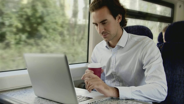 笔记本电脑旅行。在火车上研究文件的人。视频素材