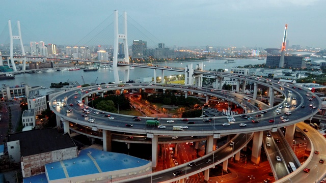 中国上海的高速公路和南浦大桥视频下载