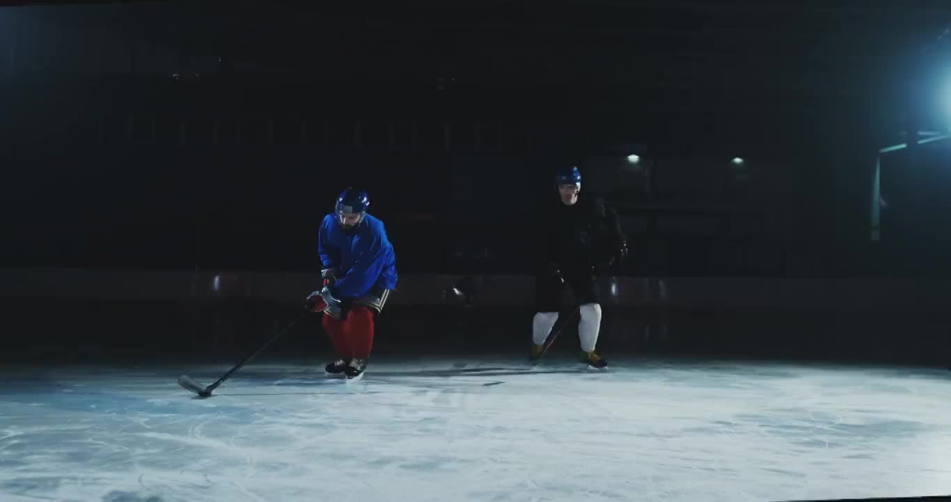 两名职业冰球运动员前往Luda争夺冰球。的接待视频购买