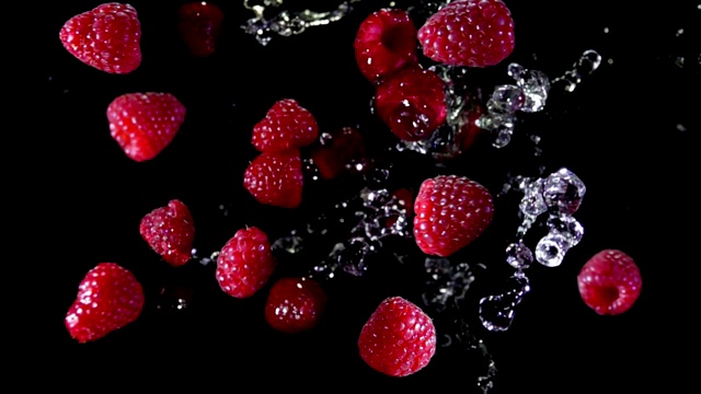 树莓带着水飞向镜头视频下载