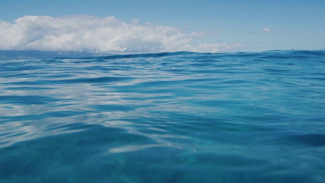 平静的蓝色海洋与热带岛屿的背景视频下载
