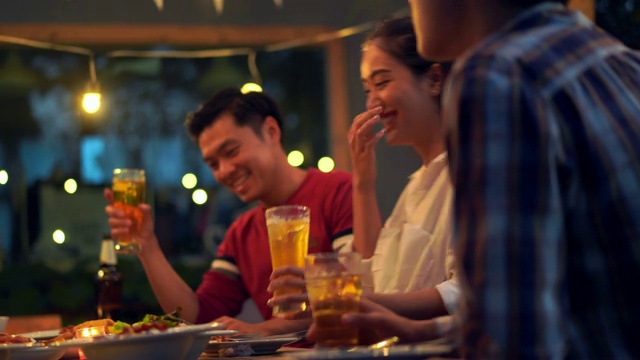 亚洲人庆祝节日，他们碰杯，啤酒和晚餐快乐视频下载