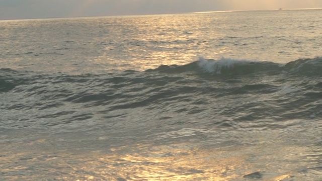 日落时升起的波浪，色彩柔和视频素材