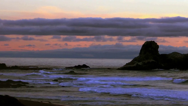 宁静的场景岩石海岸与海浪视频素材