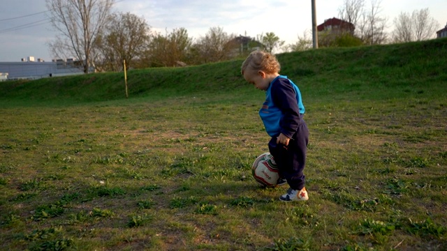 小男孩在玩足球视频素材