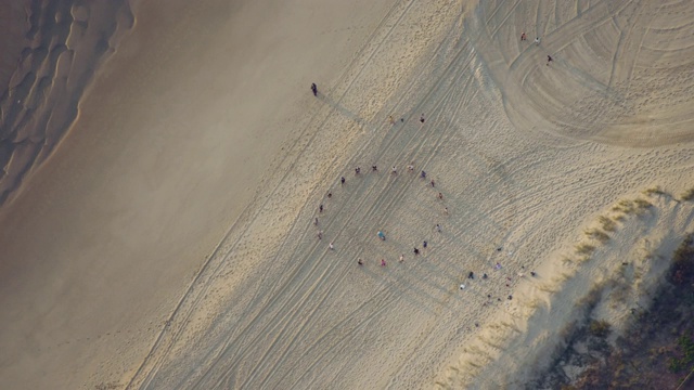 空中俯瞰日出的人沙滩瑜伽昆士兰视频下载