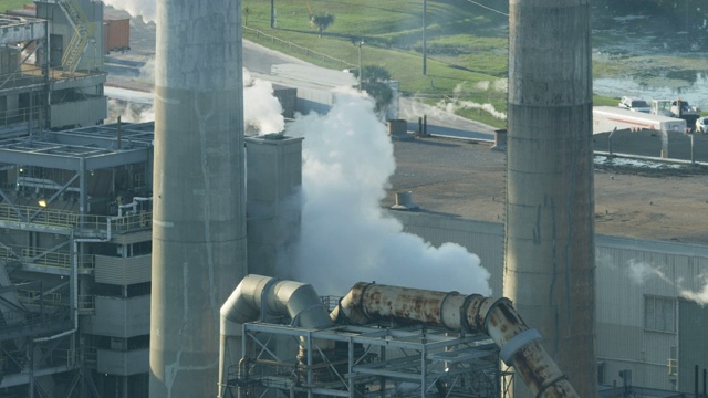 鸟瞰图工业工厂的塔提取烟雾排放视频下载