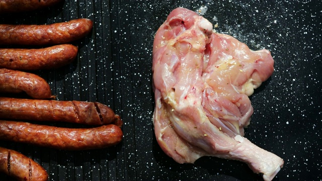烤架上的鸡肉和香肠视频素材