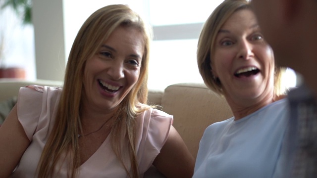 母亲和女儿有一个亲密的时刻，一起欢笑视频下载