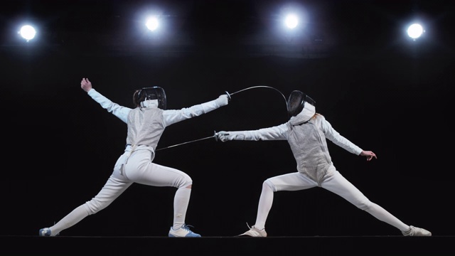 兩個女擊劍運動員用沖刺進攻視頻素材