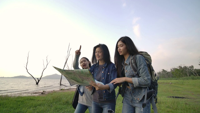 慢动作-一群年轻的亚洲女孩在乡村徒步冒险。在树林里露营的徒步旅行者。旅行和友谊的概念。视频购买
