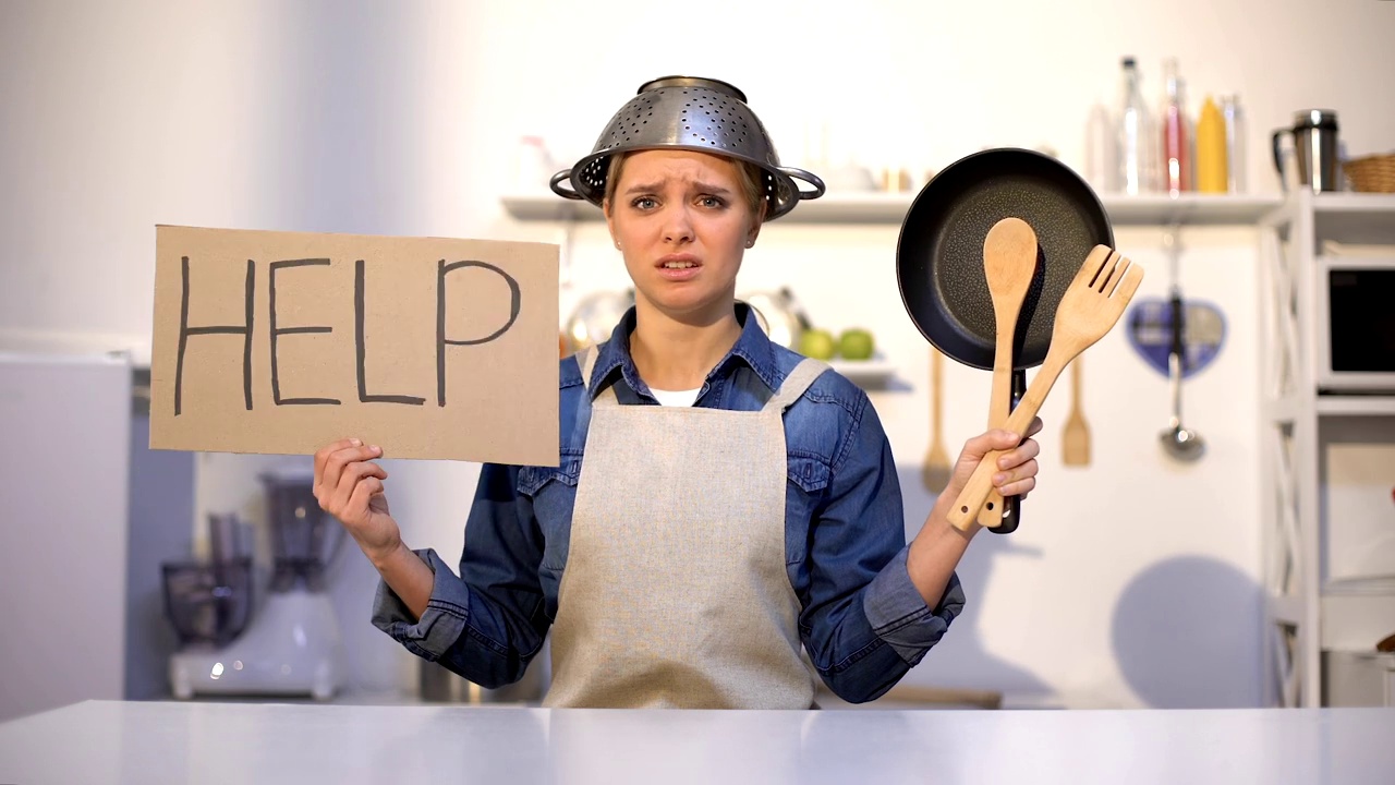 没有经验的家庭主妇请人帮忙做饭，头上戴着锅，开玩笑视频下载