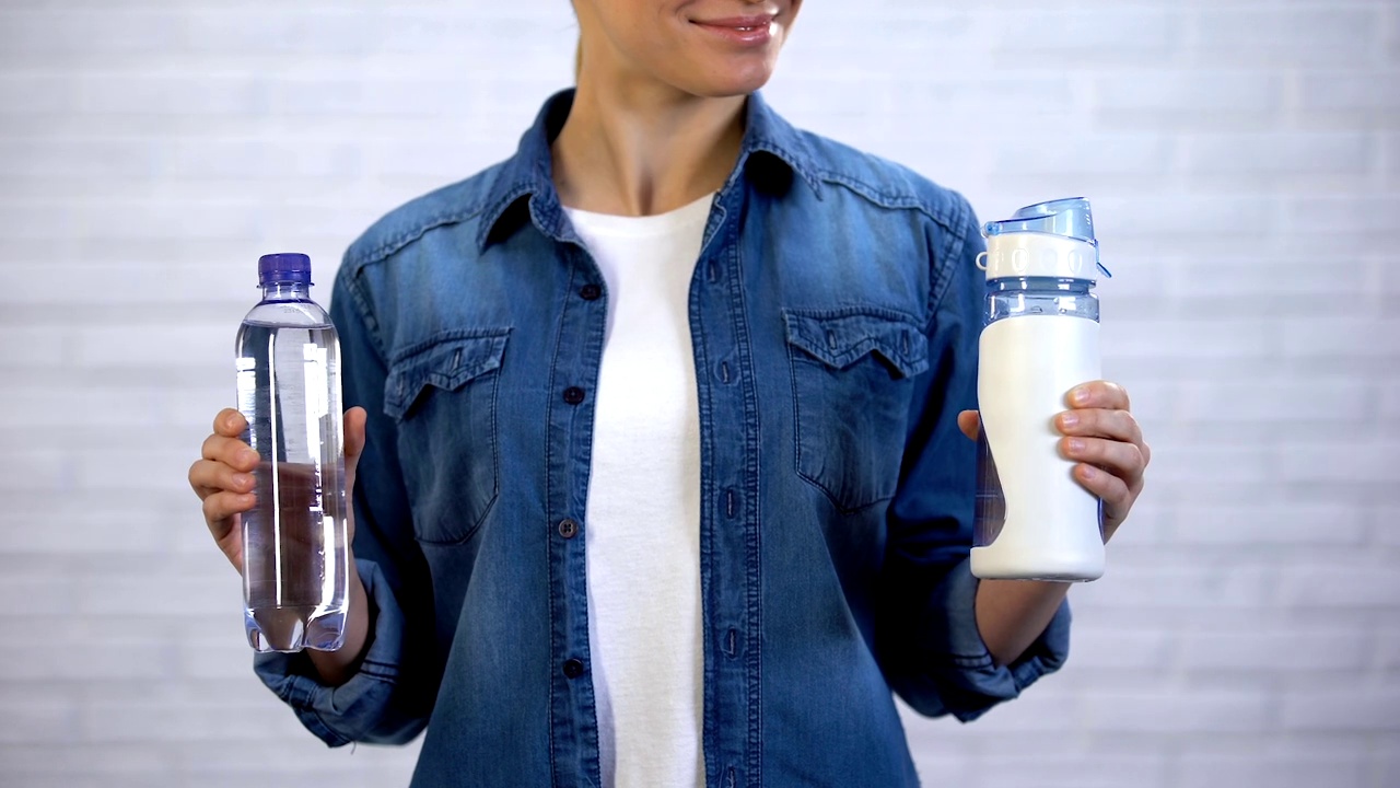 女性选择可重复使用的保温瓶而不是一次性瓶，塑料污染视频下载