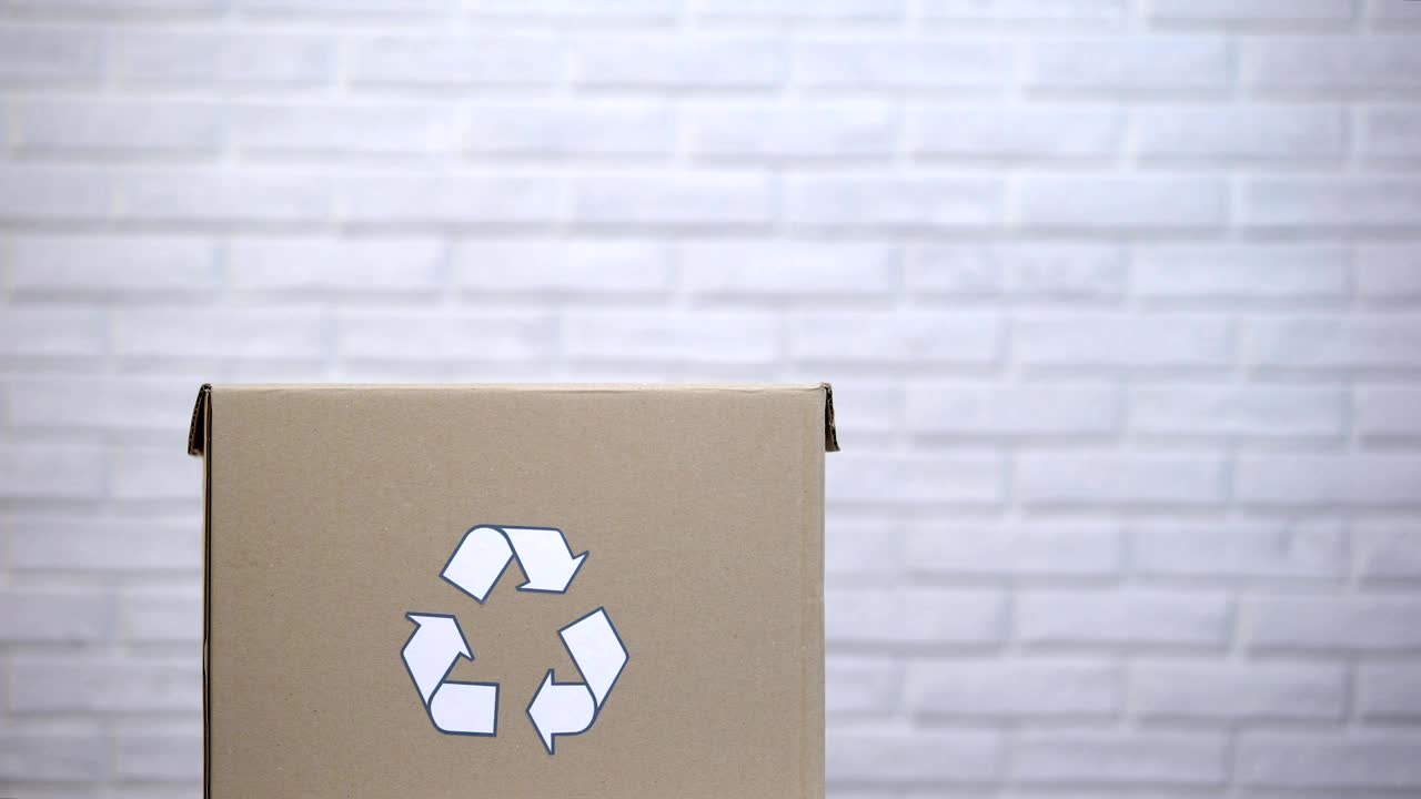 扔纸进垃圾桶的人，垃圾分类的概念，回收系统视频下载
