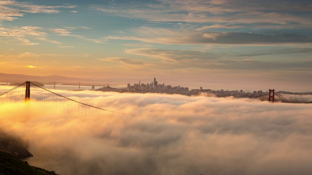 旧金山金门大桥日出在低雾晨光视频素材
