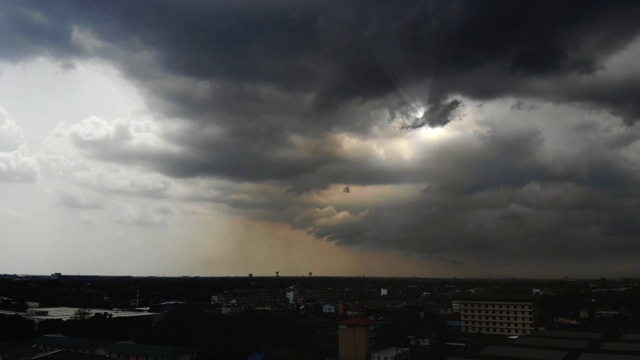 4k暴雨与谷物在城市上空的鸟瞰图。雨季下雨前的黑暗天空和戏剧性的云。视频下载