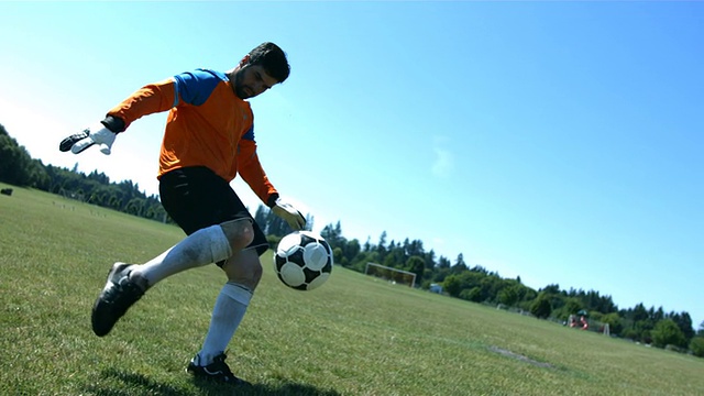 足球守门员踢球，慢动作视频素材