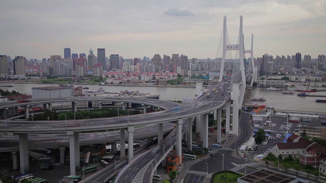 中国上海南浦螺旋上交通的时间流逝视频下载