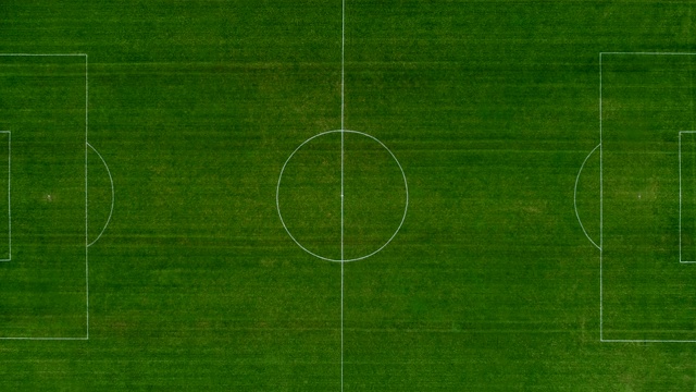 绿色足球场的鸟瞰图视频素材