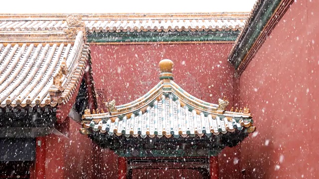 中國傳統風格的涼亭與五顏六色的屋頂在雪視頻素材