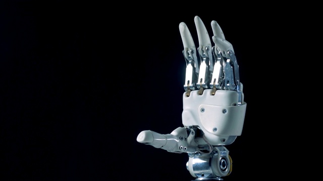 自动假肢弯曲手指。未来的半机械人手臂概念。视频下载