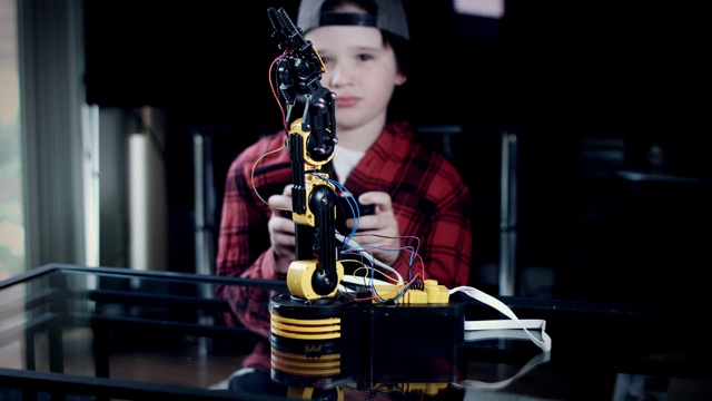 4k儿童男孩控制机械臂玩具视频下载
