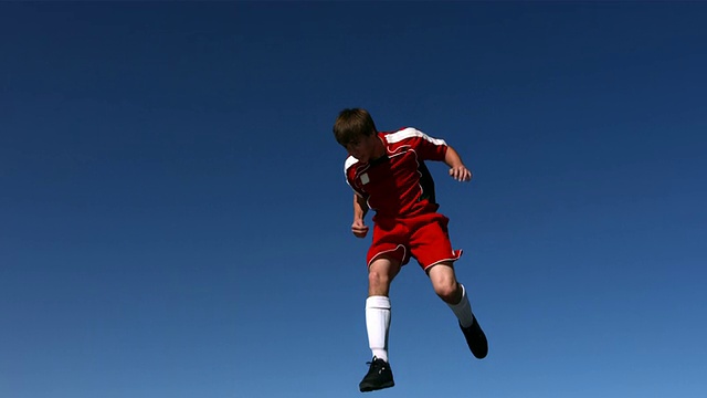 足球运动员头球，慢动作视频素材