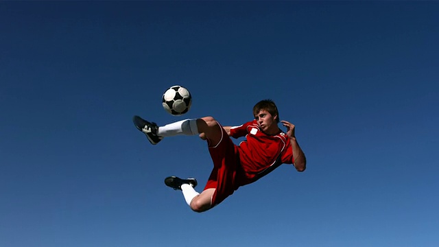 足球运动员在半空中踢球，慢动作视频素材