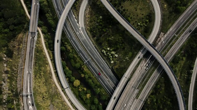无人机俯视图的公路交叉立交。视频下载