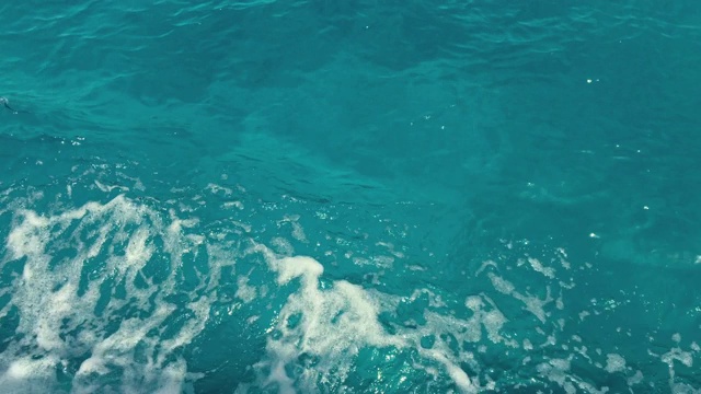 美丽的深蓝色地中海海水。海浪。在欧洲的游轮上度假。环境与自然，大海深蓝。天空和水面的倒影荡漾视频下载