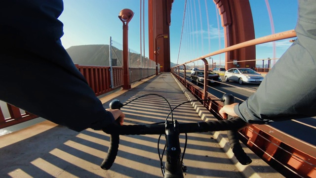 POV自行车骑行:在金门大桥上骑自行车视频素材