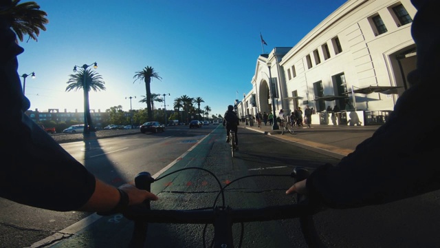 POV自行车骑行:游客与公路赛车在旧金山视频素材