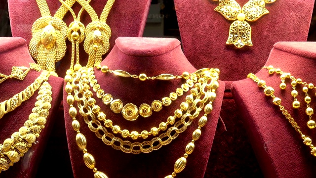 陈列柜里的金项链、链子和手镯。视频下载
